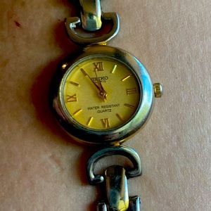 Vintage Seiko ladies wristwatch stainless steal two tones limited.